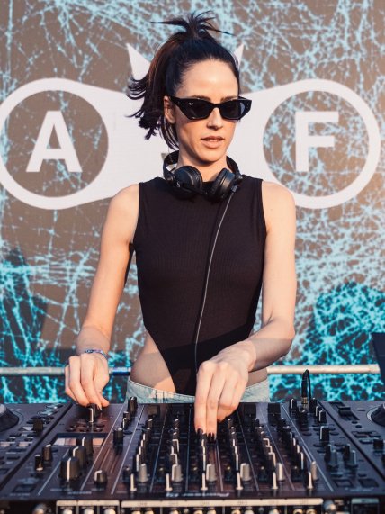 Брина Кнаусс диджей