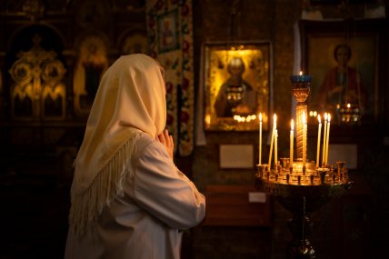 жінка молиться у церкві