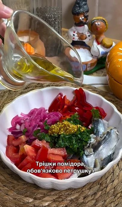 В миске тюлька, маринованный лук, сладкий перец, помидоры, петрушка и зернистая горчица