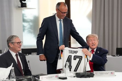 Фридрих Мерц вручил Дональду Трампу футболку сборной Германии