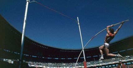 Сергей Бубка во время прыжка с шестом 35 лет назад