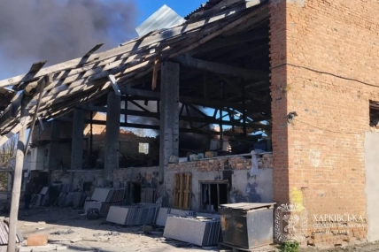 Зруйнована цегляна будівля з обваленим дахом і уламками на землі