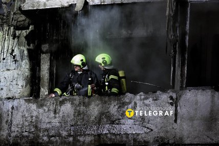 Спасатели в поврежденной российской ракетой многоэтажке в Киеве