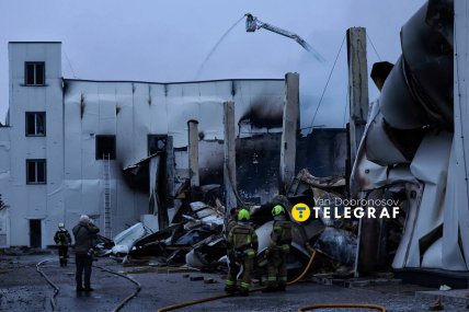 Наслідки пожежі - обгорілі конструкції та кіптява на сусідніх будівлях