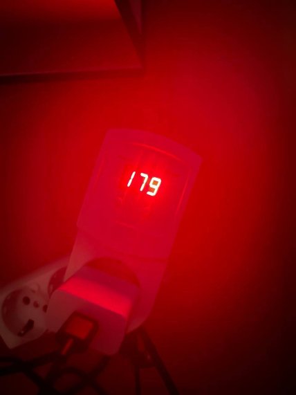 Прилад показує рівень напруги 179 В