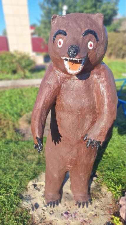 Скульптура Маші і ведмедя в Росії
