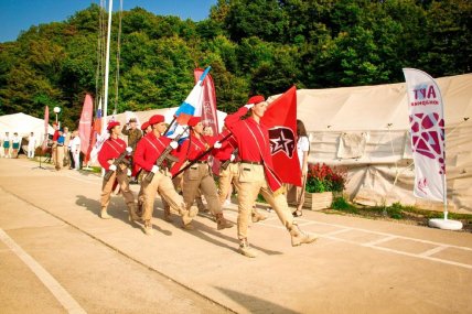 Замість ігор в футбол по табору марширують озброєні діти