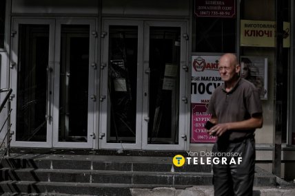 Мужчина идет по городу после обстрела