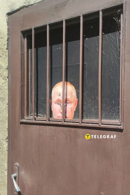 Путин за решеткой граффити в центре Сум