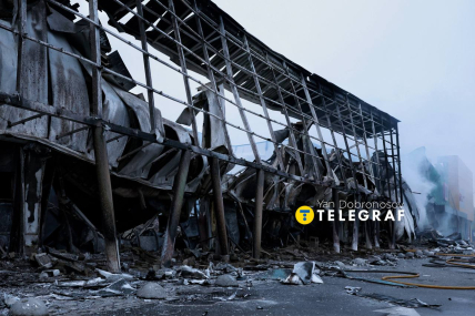 Сильно деформовані металеві та обпалені конструкції будівлі торговельного центру, з яких іде дим