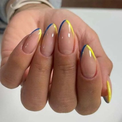 Французский маникюр с ярким акцентом