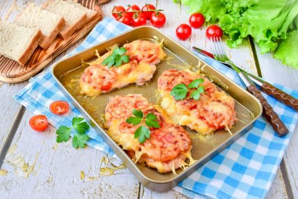 Сочная курица на ужин в духовке (видео)