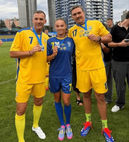 Александр Усик сыграл в футбол в благотворительном матче