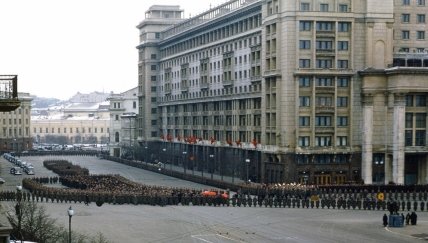 Похоронна процесія на шляху до Мавзолею. Фото помічника військового аташе США. 9 березня 1953 року