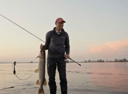 Рыбак в Днепре поймал огромную щуку