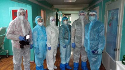 Люди в защитных комбинезонах