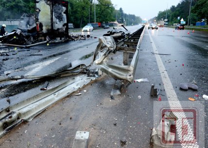 ДТП по Киевом - груженная конфетами фура врезалась в Фольксваген и загорелась - трое погибших, фото