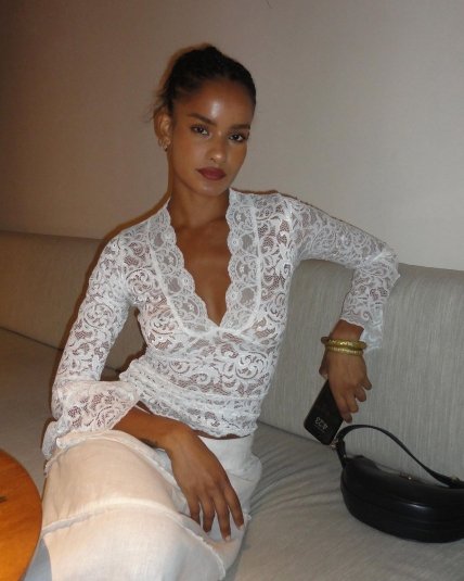 Нара Баптиста в белой блузке