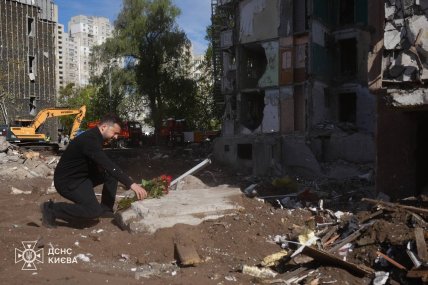 Володимир Зеленський на місці будинку, зруйнованого внаслідок удару російської ракети