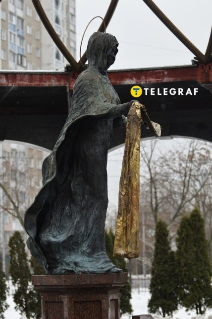 Скульптура выглядит несколько жутко