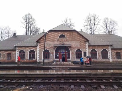 Вузька платформа на вокзалі у Ясінях