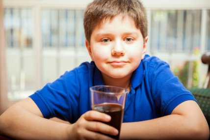 Хлопець зі склянкою напою