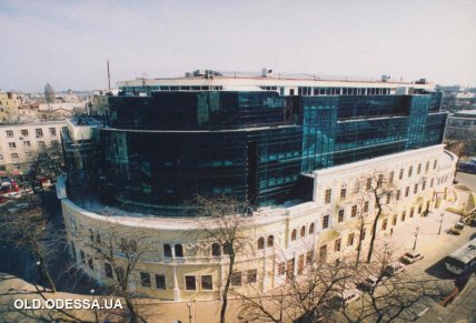 ТЦ внутри круглого дома