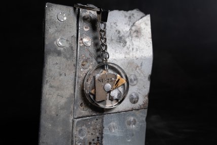 Брелок с обломком Су-25