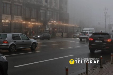Улицы города освещают лишь фары автомобилей и некоторые витрины