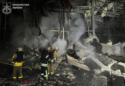 Пожежні на місці влучання в термінал НП в Харкові