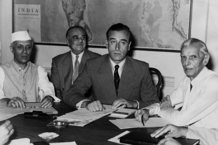 Презентация акта о независимости Индии. Вице-король Индии, лорд Луис Маунтбеттен второй справа