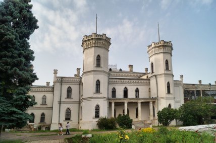 Центральный фасад Шаровского дворца в Харьковской области