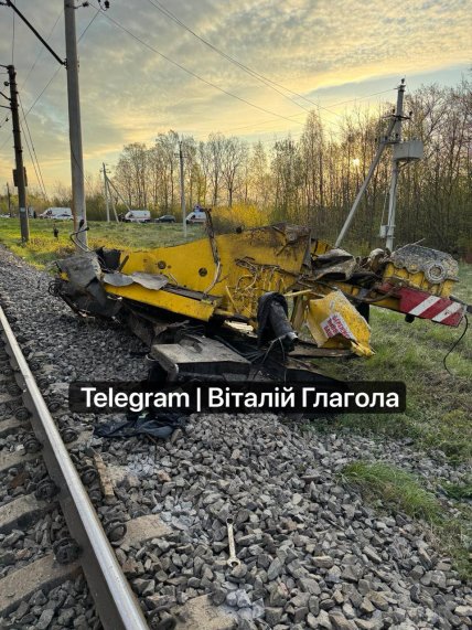 Поїзд та автокран зіткнулися на Львівщині 1.05.2026