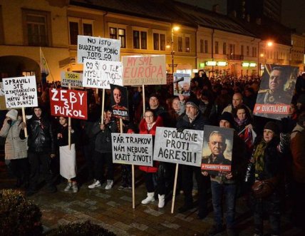 "Геть Фіцо, нехай їде до Росії". У Словаччині люди вийшли на протести (кадри)