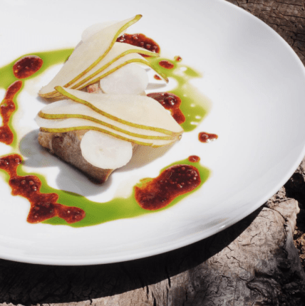 Телячий язык с кольраби, грушей и соусом из и семян горчицы и любистка