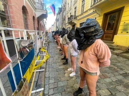 Акція протесту проти війни в Україні в Таллінні