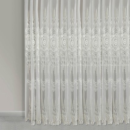 Шторы можно повесить на стену и сделать на ней хороший акцент