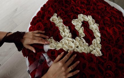 анна трінчер з каблучкою на безіменному пальці