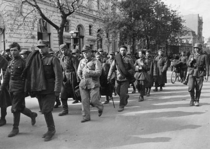 Польские военнопленные на улице Варшавы после капитуляции столичного гарнизона. Конец сентября 1939 года