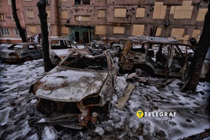 Вікна будинку закрили фанерою