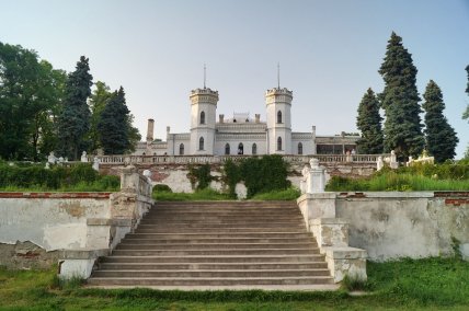 Вид на Шаровский дворец в Харьковской области