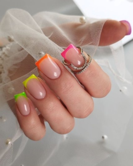 цветной французский маникюр
