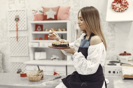 Девушка с выпечкой