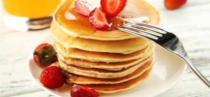 Пишні оладки з полуничним соусом