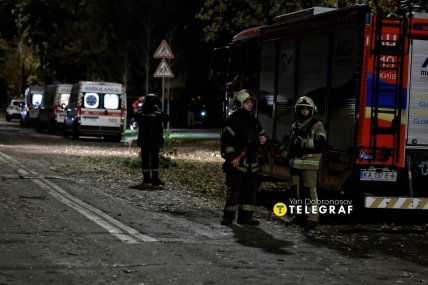 Рятувальники працюють на місці удару у Києві. Фото Ян Доброносов