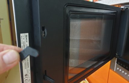 Зачем черная сетка на дверцах микроволновки