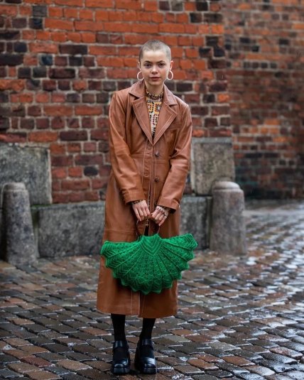 Образ с коричневым пальто