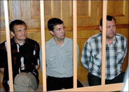 Топонар (зліва) разом з іншими підсудними по справі Скнилова (фото - obozrevatel.com)