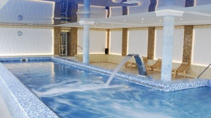 Басейн у санаторії Шахтар