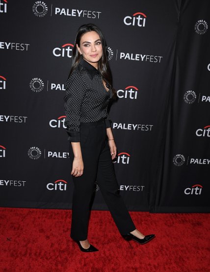 Міла Куніс на високих шпильках